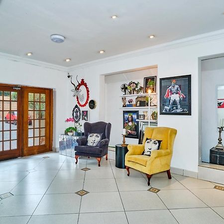 Inn & Out Sandton Park Johannesburg Bagian luar foto