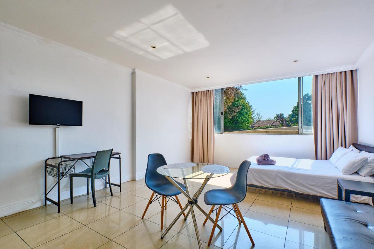 Inn & Out Sandton Park Johannesburg Bagian luar foto
