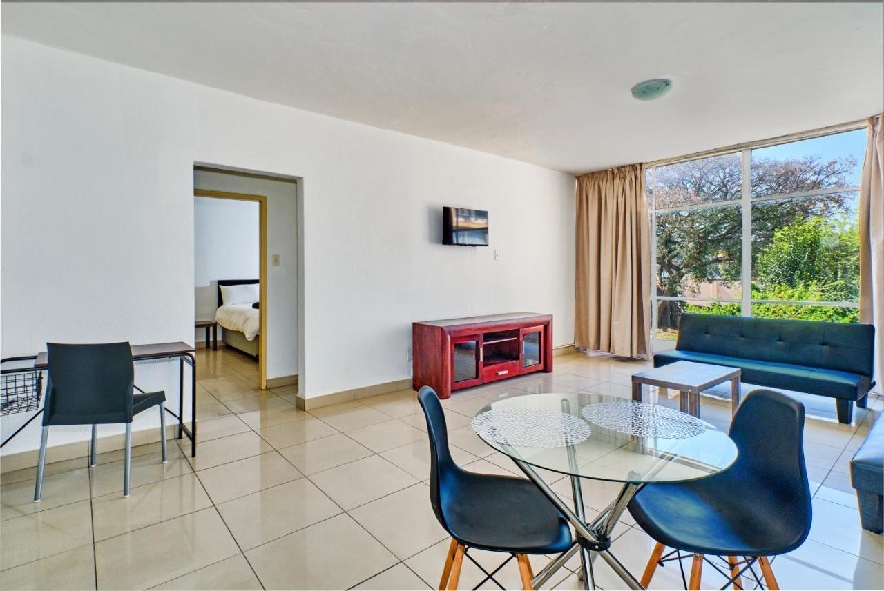 Inn & Out Sandton Park Johannesburg Bagian luar foto