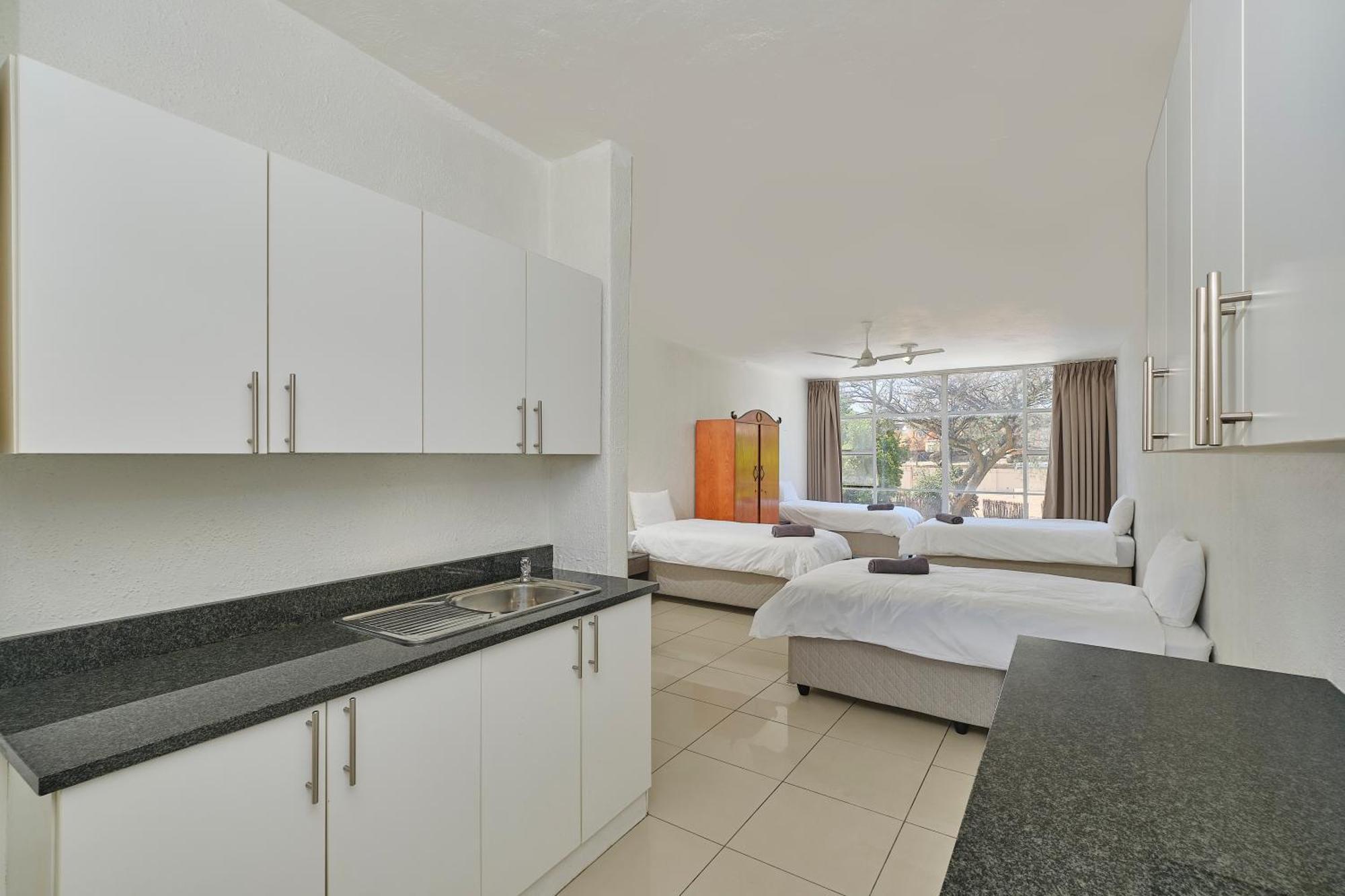 Inn & Out Sandton Park Johannesburg Bagian luar foto